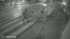 كاميرات المراقبة توثق اعتداء شابين على آخريْن بلا سبب في الرملة 